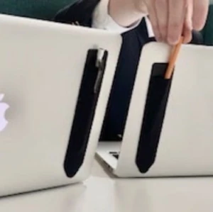 Pen hållare - Vi är 1Pen UF och vi säljer en smart och smidig penhållare som man enkelt sätter fast på datorn, boken etc med hjälp av klister på baksidan. Klistret lämna inga märken efter sig. 1Pen kostar 49kr/ styck exklusive frakt. Måtten är 19x3 cm. Kontakta oss här eller på våran instagram 1pen_uf om du är intresserad💕