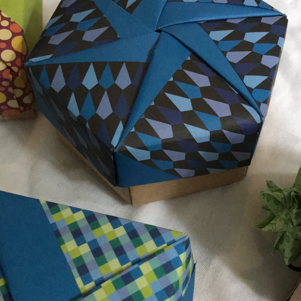 Fina handverk origami askar , passar mycket bra till presenter 🎁, fyrkantiga , hexagonalt , eller som påsar. . Accessoarer.