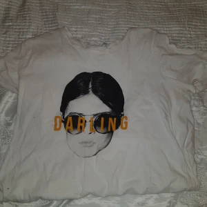 Vit t-shirt med tryck - Nyckick, använd 1-2 gånger.