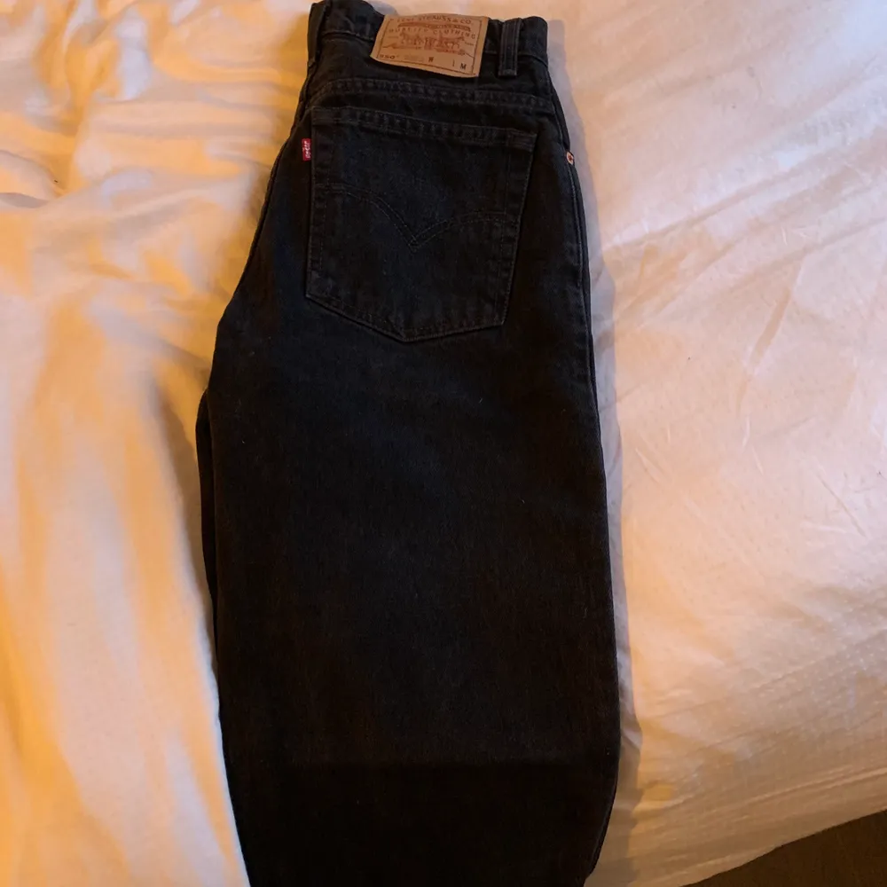 Aldrig använda! 28 inch midja, tänk dock på att deras vintage jeans är mycket mindre i storleken, så dessa är tajtare än vanliga 28 jeans. Säljer för att jag inte fick de över mina höfter:/ Såklart är det äkta Levi’s! Inga fläckar eller slitningar utan de är i perfekt skick. Inköpta för 2000kr (inklusive tull och frakt), bjuder på frakten i priset. Budgivning i kommentarerna om flera vill ha🥰 Är villig att sänka priset lite vid snabbt köp😌. Jeans & Byxor.