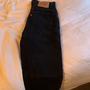 Levi’s 550 VINTAGE - Aldrig använda! 28 inch midja, tänk dock på att deras vintage jeans är mycket mindre i storleken, så dessa är tajtare än vanliga 28 jeans. Säljer för att jag inte fick de över mina höfter:/ Såklart är det äkta Levi’s! Inga fläckar eller slitningar utan de är i perfekt skick. Inköpta för 2000kr (inklusive tull och frakt), bjuder på frakten i priset. Budgivning i kommentarerna om flera vill ha🥰 Är villig att sänka priset lite vid snabbt köp😌
