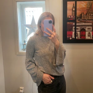 Grå tröja från Zara - Grå tröja med ballongärm från Zara i storlek Small.  Den är lite nopprig men det syns knappt & den är fortfarande väldigt fin! Kan mötas upp i Göteborg eller skicka den och då står köparen för frakten!💕👍🏼🙏🏽