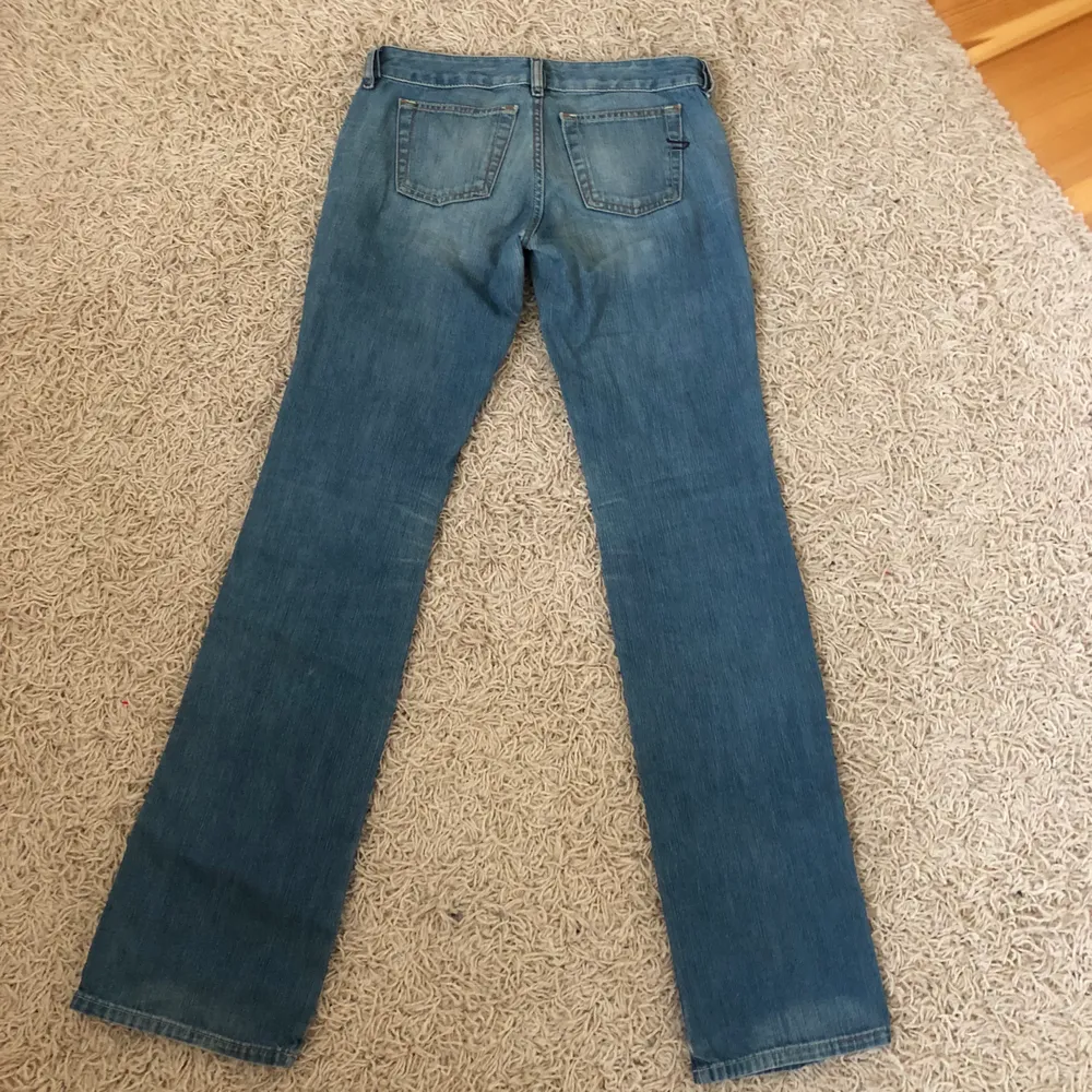 Superfina low waist utsvängda jeans från Diesel ❤️ Har inga bilder på pga för små för mig. Midjemått: 75cm. Innerbenslängd: 83cm. Passar nog bäst på en XS . Jeans & Byxor.