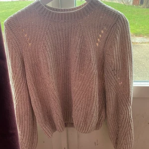 Stickad tröja - Supergullig och mysig stickad tröja från hm! 