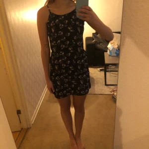 Tunn Klänning  - Tunn, blommig klänning från Weekday. Storlek 34