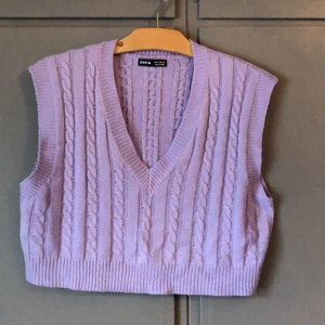 Tröja ifrån SHEIN - knappt använd och jätte fin men va inte min smak den va kortare än vad jag tänkte mej, den slutar vid navel, är snygg och ha ovan en skjorta💃🏽