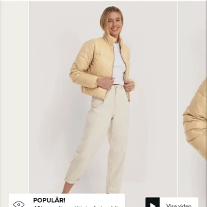 Beige jacka, misslisibell x NA-KD (slutsåld) - Beige jacka från NA-KD helt slutsålt, superfin och skön, använd endast 5 ggr, den är som ny🥰 nypris 499!! Buda i kommentarerna 