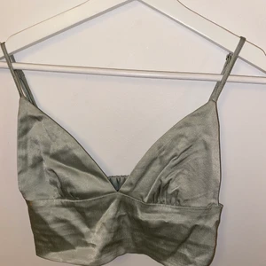 Snygg sommartopp - En jättefin sommartopp från zara i fint skick. Nästan helt oanvänd. Nypris 179 och jag säljer den nu för 70kr ink frakt.