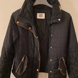 Jacka  - Jacka från Vero Moda. Har inte använts på länge! Storlek xs men passar även mig med S. Tveka inte på att skriva vid eventuella frågor💕 kan hämtas i centrala Stockholm och även frakt, då står kunden för frakten. 