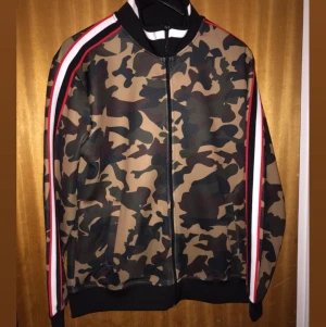 Kamouflage kofta - Jätte fin kamouflage kofta, väldigt bekväm! Jätte fina detaljer på ärmarna. Knappt använd. Köpt från Zara Man.