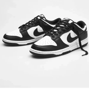 Nike Black/White Dunk low - Säljer ett par Nike Panda Low Dunk i storlek EU 38. Änvänt fåtal ggr | cond 9/10 och box medföljer. kvitto finns!