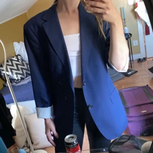 Kavaj, Oscar Jacobson  - Marinblå, oversized. Köpt på second hand. Märke: Oscar Jacobson. 