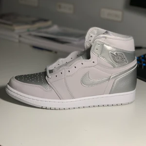 Jordan 1 Japan Neutral Grey - Säljer ett par Jordan 1 High Japan Neutral Grey i storlek 44. Skorna är helt oanvända (DSWT). Pris: 2200 kr