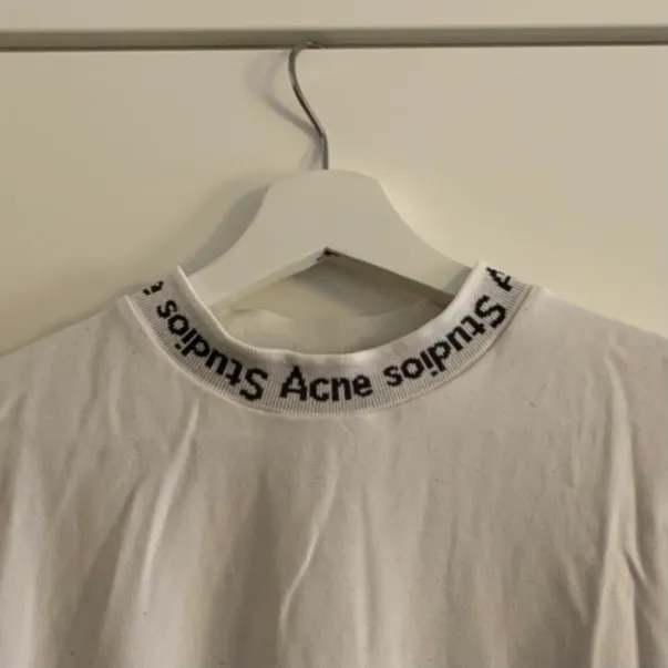 Vit acne studios t-shirt i S! Litelite nopprig men annars fint skick!. T-shirts.
