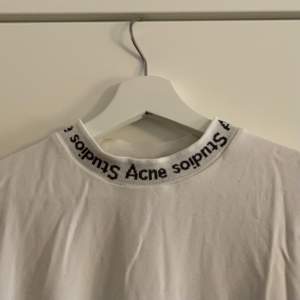 Vit acne studios t-shirt i S! Litelite nopprig men annars fint skick!
