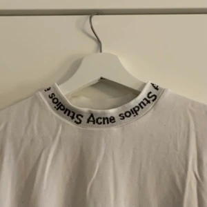 Acne Studios t-shirt - Vit acne studios t-shirt i S! Litelite nopprig men annars fint skick!