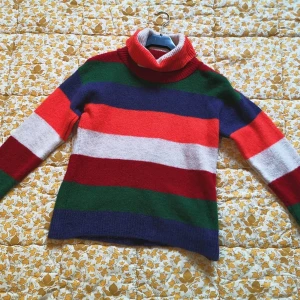 Färgglad stickad polo, vintage?  - Stickad polo i nyskick. Verkligen superskönt material. Sticks inget.  Uppskattar till S/M. Extremt stretchig. Fina färger.  Skulle kunna vara vintage, är osäker, känner ej igen märket. 