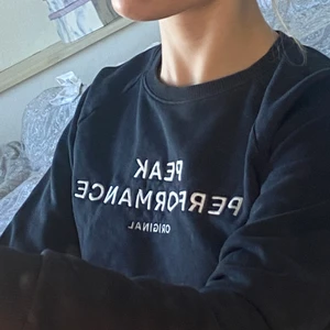 Peak performance sweatshirt/tröja - En så fin marinblå Peak performance tröja/sweatshirt i storlek 170, passar en S. Ser som ny ut! Nypris är 700kr men säljer för 200kr+frakt. Hör av er vid intresse eller frågor🌸 frakt 66kr (det är en tröja i bakgrunden😅) 