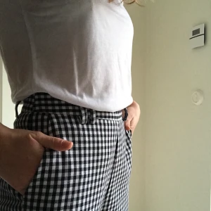 Rutiga byxor från nakd - Säljer ett par jättefina rutiga byxor från nakd. Knappt använda ksk 3-5 gånger. 