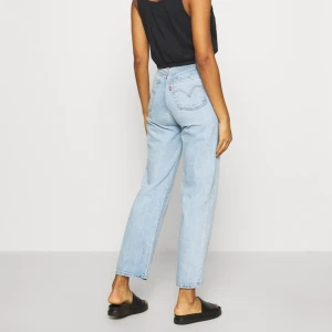 Nya Ribcage straight  - Helt nya och oanvända. Det var fel i storlek för mig och hann inte skicka tillbaka. Nypris 1.200. Kan skicka spårbart paket om så önskas, frakt betalar köparen.