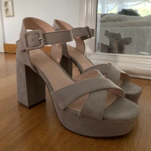 Klackskor från Dorothy Perkins - Beige/gråa klackskor från Dorothy Perkins i strl 5 (38). Köpta till balen som blev inställd så aldrig använda. Väldigt fina men blir inte använda av mig tyvärr :( 