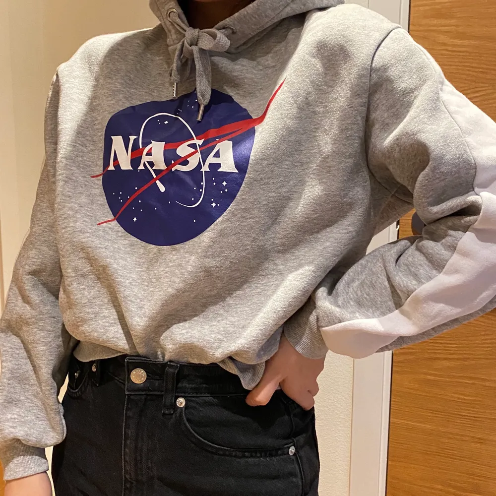 superskön hoodie med NASA tryck🤩💥 . Hoodies.
