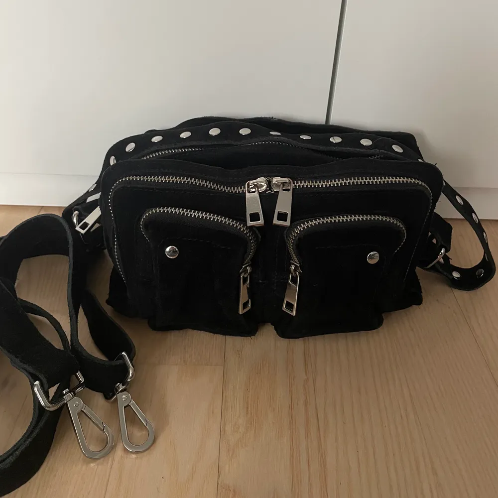 Väska från Núnoo i modellen Ellie new suede Black. Sparsamt använd så den ser knappt använd ut! . Väskor.