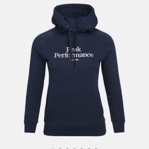 Peak performance hoodie marinblå - Peak performance luvtröja. Väldigt fin marinblå färg. Använd ett antal gånger. Skön luva. Fint skick inte lika mjuk inuti eftersom jag har tvättat den. Köpt på damavdelningen
