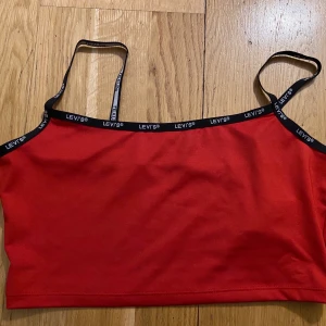 Röd Levis linne - Rött Levis linne i ett så fint skick! Använd max 2 gånger💕