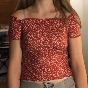Topp - En röd med vita detaljer topp, bra skick. Beställde i XS, visade sig att vara lite för liten för mig.