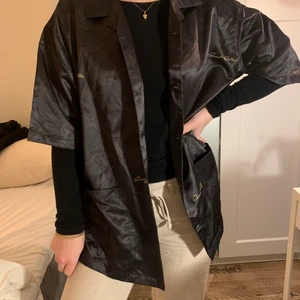 Skjorta - Säljer denna svarta skjorta med coola mönster. Stl S. Märke: sweet sktbs