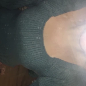 Grön blå tröja med puffar på axlarna  - Säljer super fin tröja med puffar och mycket detaljer, väldigt varm och bekväm men tyvärr för stor för mig 