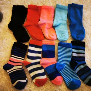 Nya barnstrumpor 10p  - Säljer nya oanvända barnstrumpor för väldigt bra pris. Det är Strumporna på bilden 10st för 20kr.                Går att samfrakta, har flera av dessa på lager. 