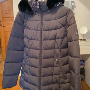 Calvin Klein jacka - Helt oanvänd, så den är som ny! Storlek M ,passar också en som har storlek S,beror på hur man vill att den ska sitta. Säljer för 400 kr eftersom den är helt oanvänd 