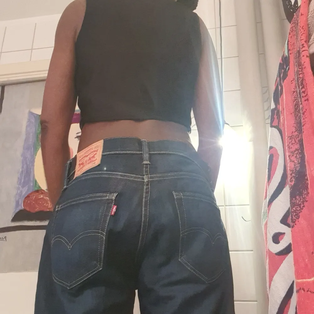 Säljer min Levi  Strauss 511  boy girl jeans som fungerar jätte bra som buggy. Den är ny och användade bara en gång. Säljer den eftersom den är stor på mig och ny pris 1599 .Passar stk 32_34. 550 inklu  frakt  . Jeans & Byxor.