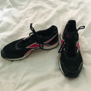 Reebok Easytone - Svart, vit, rosa sneakers. Använda ett få antal gånger för många år sedan 