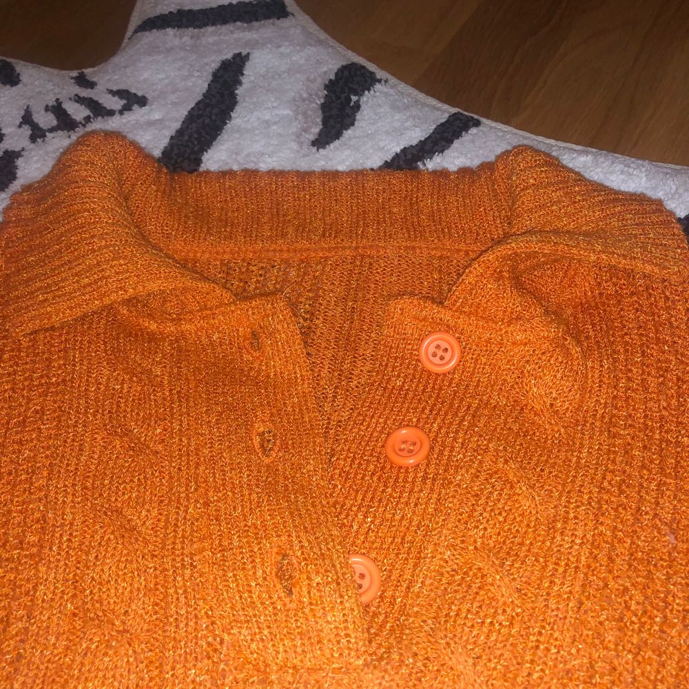 Så unik och fin orange stickad tröja! Finns ingen storlek, men passar XS, S och M. Möts i Stockholm eller fraktar. Köpare står för ev frakt. . Stickat.