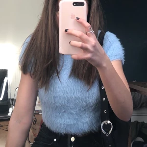 Topp ifrån Zara - Skitsnygg blå croppad topp ifrån Zara, väldigt trendig och knappt använd