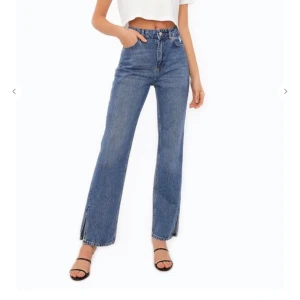 Straight slit denim jeans - Superfina jeans från chiquelle som är helt nya med prislappen kvar, endast testade. Säljer eftersom de tyvärr är för små. Nypris: 499kr 