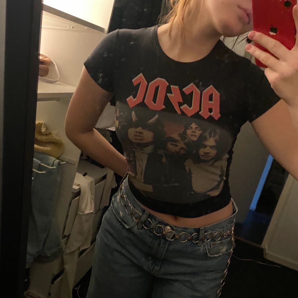 Superfrän “skinny fit” tisha, med AC/DC motiv på.. T-shirts.