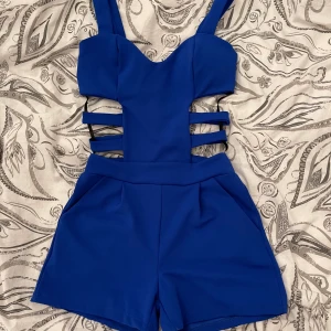 Superfin byxdress blå  - Jättefin byxdress som jag köpt, kommer inte ihåg vart. Storlek S. Aldrig använd, jag köpte den för 500kr. Säljer för 99kr. Kedja på ryggen som sjävklart fungerar, som sagt helt oanvänd.