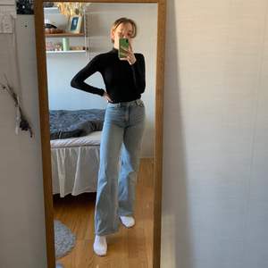 Ljusblå jeans från monki i modellen Yoko. Alldeles lagom längd på mig som är 167, passar både längre och kortare och från stl 32-36 ish