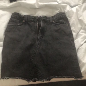 Kjol monki str. 36 - Säljer pga för liten. Bra skick