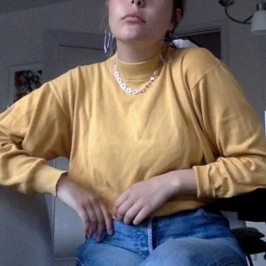 Senapsgul tröja!  - Lite polo liknande oversized tröja! Funkar till allt!  använd och därför billig 