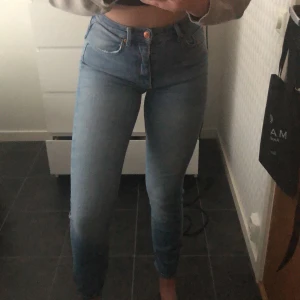 Jeans ginatricot str. 36 - Säljer pga för små för mig. Lite för korta på mig är 173 cm