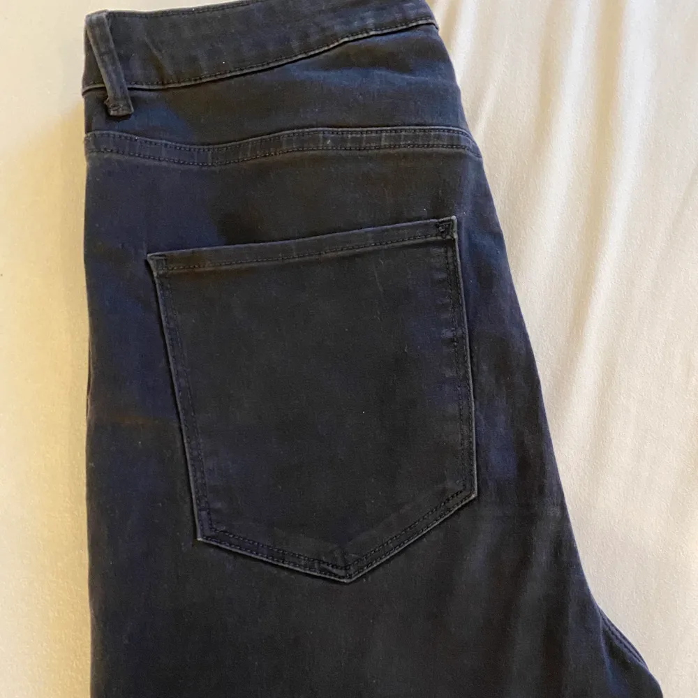 Perfekt för dig som tycker om högmidjad jeans i färgen svart, använd ett par gånger.. Jeans & Byxor.
