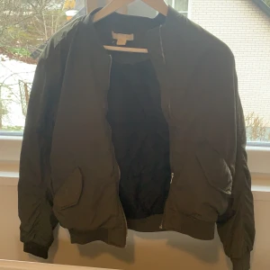 Grön bomber jacka - Bomber jacka från hm i storlek s , frakten ingår i priset .