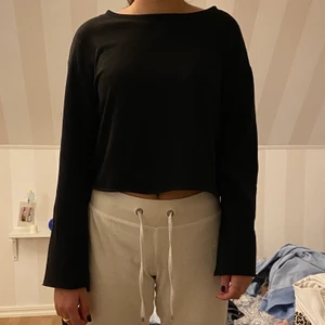 Svart tröja med utsvängda ärmar - Fin svart tröja med utsvängda ärmar. Aldrig använd har endast provat den. Normal passform. 