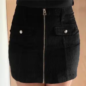 Svart kjol från Bershka med dragkedja och fickor. Aldrig använd 🖤