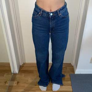 Monki jeans i modellen Yoko, gjort en egen slits på dom längst ner. Köpta för 400 kr säljer för 150kr. Frakten står ni för själva. Skriv om ni har frågor ❤️